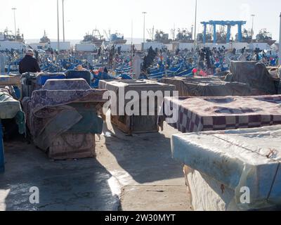 Kisten mit Haifischnetzen mit Fischerbooten im Hafen von Essaouira, der „windigen Stadt“, Marokko. Dezember 2023 Stockfoto