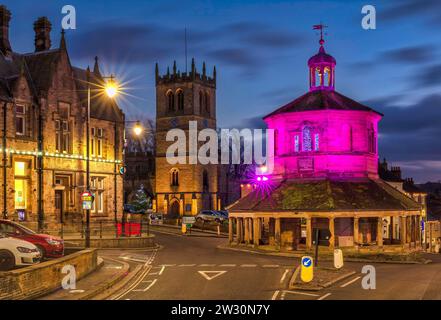 Blick in die Abenddämmerung auf Barnard Castle zur Weihnachtszeit mit Weihnachtslichtern und Dekoration mit Blick über das Market Cross und entlang der A67 Main Street Stockfoto