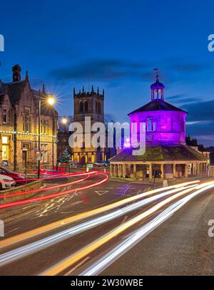 Blick in die Abenddämmerung auf Barnard Castle zur Weihnachtszeit mit Weihnachtslichtern und Dekoration mit Blick über das Market Cross und entlang der A67 Main Street Stockfoto