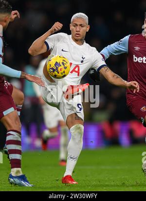 London, Großbritannien. Dezember 2023 - Tottenham Hotspur gegen West Ham United - Premier League - Tottenham Hotspur Stadium. Tottenhams Richarlison im Kampf gegen West Ham. Bildnachweis: Mark Pain / Alamy Live News Stockfoto