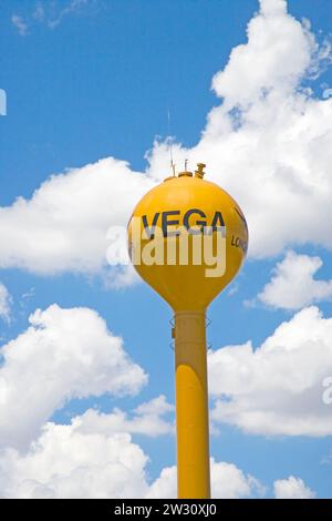 vega-Schild und Wasserturm an der Route 66 in texas usa Stockfoto