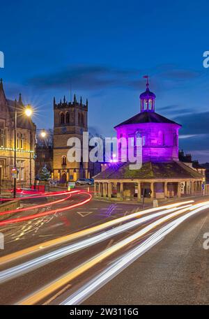 Blick in die Abenddämmerung auf Barnard Castle zur Weihnachtszeit mit Weihnachtslichtern und Dekoration mit Blick über das Market Cross und entlang der A67 Main Street Stockfoto