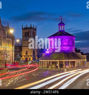 Blick in die Abenddämmerung auf Barnard Castle zur Weihnachtszeit mit Weihnachtslichtern und Dekoration mit Blick über das Market Cross und entlang der A67 Main Street Stockfoto