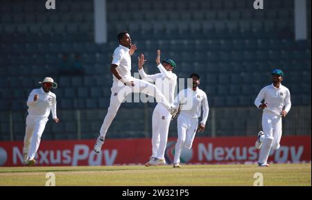 Der Bangladesche Pace Bowler Shoriful Islam (M) feiert den vierten Testtag Bangladesch-Neuseeland im Sylhet International Cricket Stadium in Lakkatura, B Stockfoto