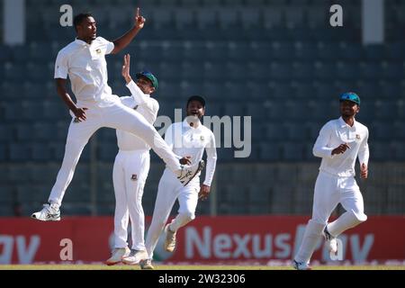 Der Bangladesche Pace Bowler Shoriful Islam (M) feiert den vierten Testtag Bangladesch-Neuseeland im Sylhet International Cricket Stadium in Lakkatura, B Stockfoto