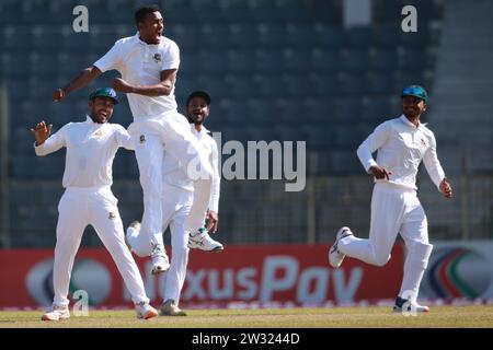 Der Bangladesche Pace Bowler Shoriful Islam (M) feiert den vierten Testtag Bangladesch-Neuseeland im Sylhet International Cricket Stadium in Lakkatura, B Stockfoto