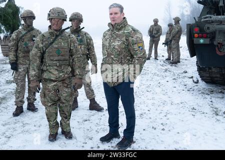 Der Labour-Führer Sir Keir Starmer besucht die NATO-Einsatzbasis Tapa in Estland nahe der russischen Grenze, wo er und der Schattenverteidigungssekretär John Healey Übungen sahen und Soldaten trafen, die bei den britischen Streitkräften eingesetzt wurden. Bilddatum: Donnerstag, 21. Dezember 2023. Stockfoto