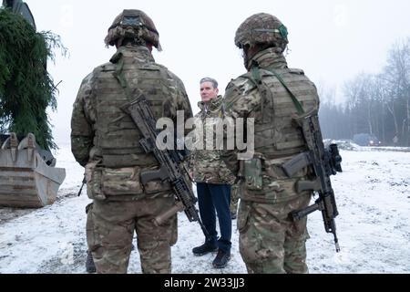 Der Labour-Führer Sir Keir Starmer besucht die NATO-Einsatzbasis Tapa in Estland nahe der russischen Grenze, wo er und der Schattenverteidigungssekretär John Healey Übungen sahen und Soldaten trafen, die bei den britischen Streitkräften eingesetzt wurden. Bilddatum: Donnerstag, 21. Dezember 2023. Stockfoto