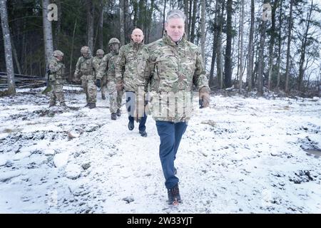 Der Labour-Führer Sir Keir Starmer besucht die NATO-Einsatzbasis Tapa in Estland nahe der russischen Grenze, wo er und der Schattenverteidigungssekretär John Healey Übungen sahen und Soldaten trafen, die bei den britischen Streitkräften eingesetzt wurden. Bilddatum: Donnerstag, 21. Dezember 2023. Stockfoto