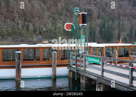 Elektrisches Ausflugsboot auf dem Königssee an der St. Bartholomä Steg an der Watzmann-Ostwand. Stockfoto