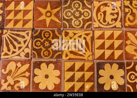 England, Hampshire, Winchester, Winchester Cathedral, Die Krypta, Mittelalterliche Bodenfliesen Stockfoto