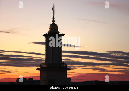 Nicht exklusiv: IWANO-FRANKIWSK, UKRAINE - 19. DEZEMBER 2023 - Sonnenuntergang über Iwano-Frankiwsk, Westukraine. Stockfoto