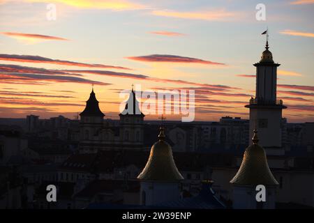 Nicht exklusiv: IWANO-FRANKIWSK, UKRAINE - 19. DEZEMBER 2023 - Sonnenuntergang über Iwano-Frankiwsk, Westukraine. Stockfoto