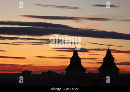 Nicht exklusiv: IWANO-FRANKIWSK, UKRAINE - 19. DEZEMBER 2023 - Sonnenuntergang über Iwano-Frankiwsk, Westukraine. Stockfoto