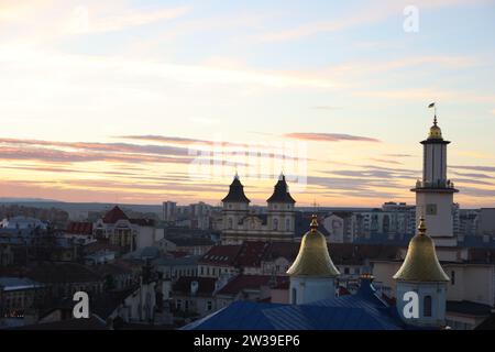 Nicht exklusiv: IWANO-FRANKIWSK, UKRAINE - 19. DEZEMBER 2023 - Sonnenuntergang über Iwano-Frankiwsk, Westukraine. Stockfoto