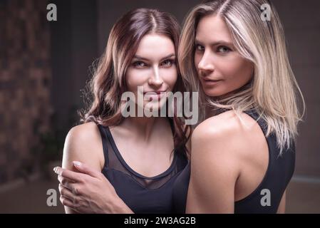 Porträt zweier attraktiver erwachsener Frauen. Der Begriff der weiblichen Intimität. Women's Club. Austausch von Energieflüssen. Gemischte Medien Stockfoto