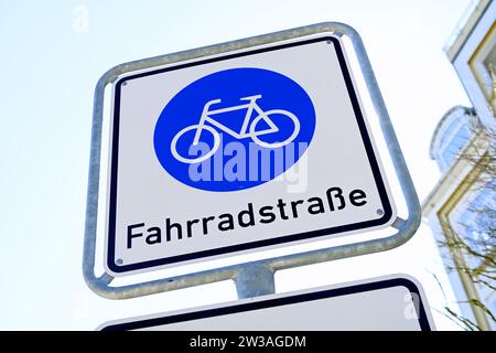 Hinweisschild Fahrradstraße an der Strandallee in Timmendorfer Strand, Schleswig-Holstein, Deutschland Stockfoto