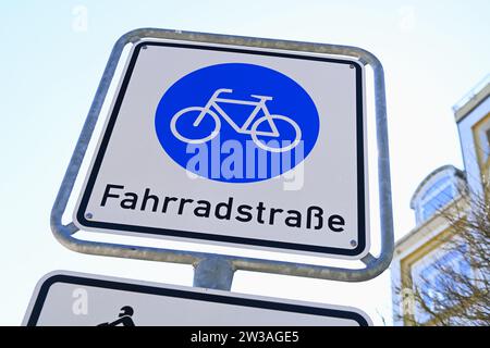 Hinweisschild Fahrradstraße an der Strandallee in Timmendorfer Strand, Schleswig-Holstein, Deutschland Stockfoto