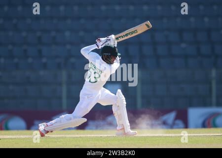 Der Bangladesche Batter Mehidy Hasan Miraz schlägt während des vierten Bangladesch-Neuseeland-Tests im Sylhet International Cricket Stadium, Lakkatura, Bangl Stockfoto