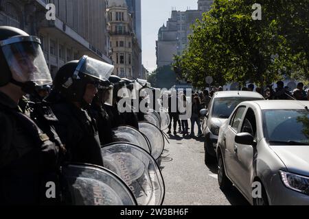 Buenos Aires, Argentinien. Dezember 2023. Soziale, politische, gewerkschaften, Studenten- und Menschenrechtsorganisationen organisierten gemeinsam mit selbstorganisierten Bürgern Demonstrationen und den ersten massiven marsch zur Plaza de Mayo gegen die Sparmaßnahmen der neuen nationalen Regierung von Javier Milei am 20. November 2023 in Buenos Aires, Argentinien. (Foto von Esteban Osorio/SIPA USA) Credit: SIPA USA/Alamy Live News Stockfoto