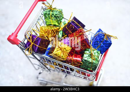 Einkaufswagen mit Geschenken, Symbolfoto Weihnachts-Shopping Stockfoto