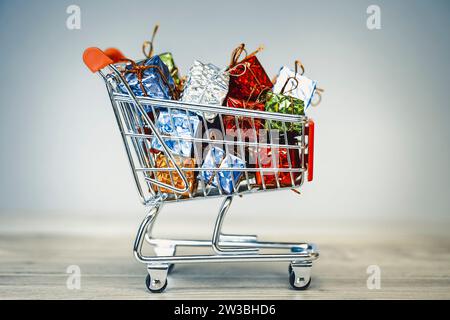 Einkaufswagen mit Geschenken, Symbolfoto Weihnachts-Shopping Stockfoto