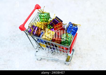 Einkaufswagen mit Geschenken, Symbolfoto Weihnachts-Shopping Stockfoto