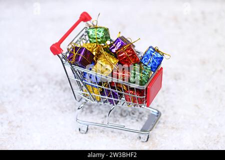 Einkaufswagen mit Geschenken, Symbolfoto Weihnachts-Shopping Stockfoto