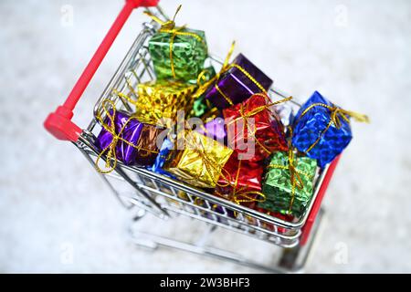 Einkaufswagen mit Geschenken, Symbolfoto Weihnachts-Shopping Stockfoto