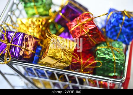 Einkaufswagen mit Geschenken, Symbolfoto Weihnachts-Shopping Stockfoto