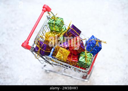 Einkaufswagen mit Geschenken, Symbolfoto Weihnachts-Shopping Stockfoto