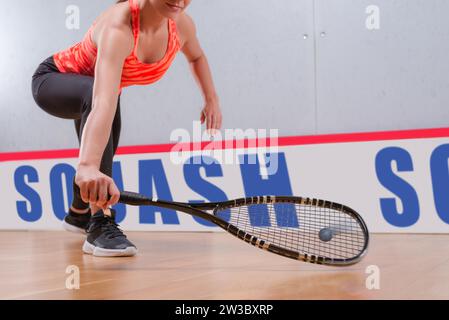 Bild einer Frau, die Squash spielt. Sportkonzept. Gemischte Medien Stockfoto