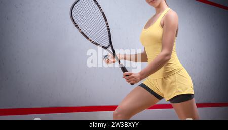 Bild einer Frau, die Squash spielt. Sportkonzept. Gemischte Medien Stockfoto