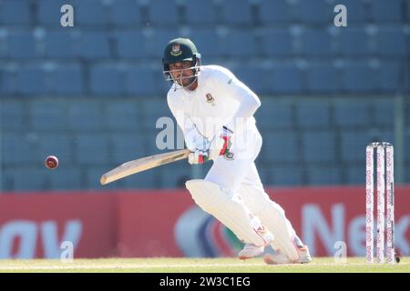 Der Bangladesche Batter Mehidy Hasan Miraz schlägt während des vierten Bangladesch-Neuseeland-Tests im Sylhet International Cricket Stadium, Lakkatura, Bangl Stockfoto