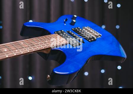 Nahaufnahme einer blauen E-Gitarre. Gemischte Medien Stockfoto