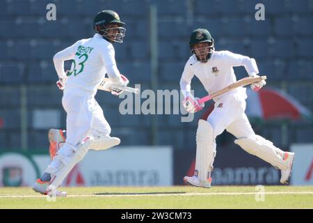 Der Bangladeschische Batter Mushfiqur Rahim (R) und Mehidy Hasan Miraz (L) laufen zwischen Wicket während des vierten Testtages Bangladesch-Neuseeland in Sylhet Inter Stockfoto