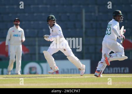 Der Bangladeschische Batter Mushfiqur Rahim (L) und Mehidy Hasan Miraz (R) laufen zwischen Wicket während des vierten Testtages Bangladesch-Neuseeland in Sylhet Inter Stockfoto