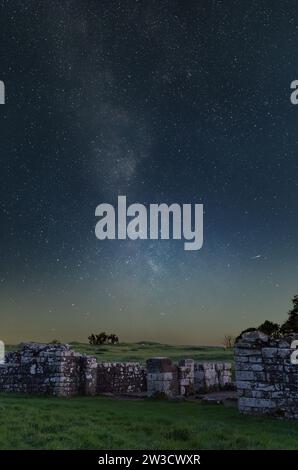 Hadrians Wall – das östliche Tor des römischen Forts Birdoswald, unter einem Sternenhimmel mit der Milchstraße oberhalb, Northumberland, Großbritannien Stockfoto