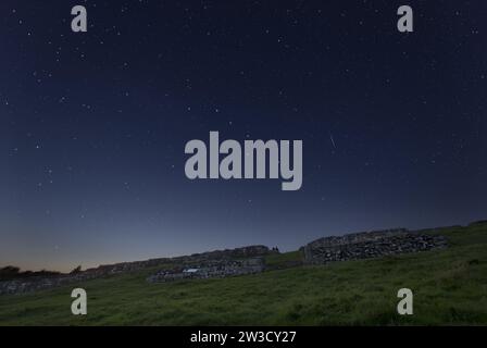 Hadrians Wall – die Cawfield Milecastle (MC 42), unter einem Sternenhimmel mit dem Pflug oben, Northumberland, Großbritannien Stockfoto