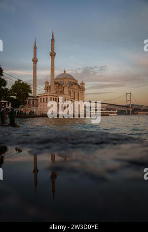 Die Ortakoy-Moschee in Istanbul, Turkiye Stockfoto