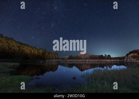 Hadrians Wall - Cawfield Quarry Pool unter einem Sternenhimmel, mit Jupiter und dem Sternhaufen Pleiades, Northumberland, Großbritannien Stockfoto