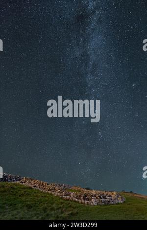 Hadrians Wall – die Cawfield Milecastle (MC 42), unter einem Sternenhimmel mit der Milchstraße oben, Northumberland, Großbritannien Stockfoto