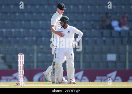 Der Bangladesche Batter Mehidy Hasan Miraz (L) und der neuseeländische Bowler Kyle Jamieson während des vierten Testtages in Bangladesch-Neuseeland im Sylhet Interna Stockfoto