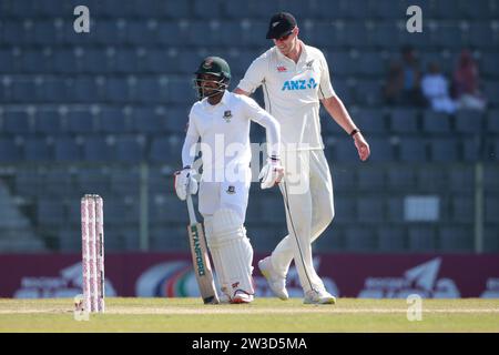 Der Bangladesche Batter Mehidy Hasan Miraz (L) und der neuseeländische Bowler Kyle Jamieson während des vierten Testtages in Bangladesch-Neuseeland im Sylhet Interna Stockfoto