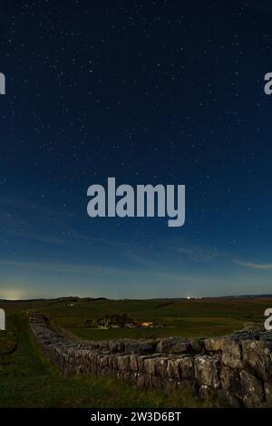 Hadrians Wall, auf den Cawfield Crags, unter einem Sternenhimmel, Northumberland, Großbritannien Stockfoto