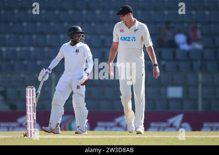 Der Bangladesche Batter Mehidy Hasan Miraz (L) und der neuseeländische Bowler Kyle Jamieson während des vierten Testtages in Bangladesch-Neuseeland im Sylhet Interna Stockfoto