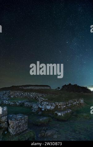 Hadrians Wall - das südliche Tor von Milecastle 37 bei Housesteads - unter einem Sternenhimmel, Northumberland, Großbritannien Stockfoto