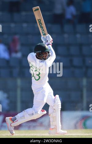 Der Bangladesche Batter Mehidy Hasan Miraz schlägt während des vierten Bangladesch-Neuseeland-Tests im Sylhet International Cricket Stadium, Lakkatura, Bangl Stockfoto