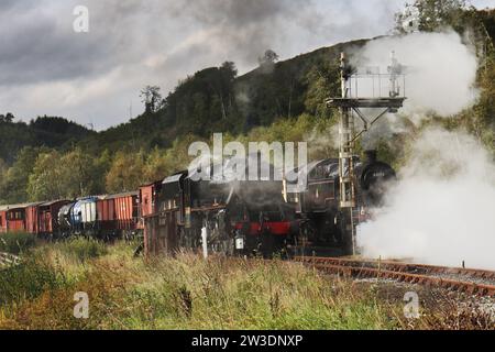 North Yorkshire Moors Railway, 50th Anniversary Steam Gala, 2023 – Lokomotiven 5428 Eric Treacy und 80116 in Levisham Stockfoto