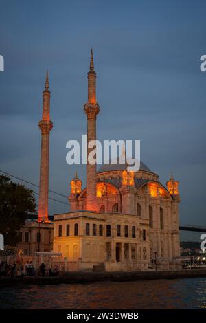 Die Ortakoy-Moschee in Istanbul, Turkiye Stockfoto